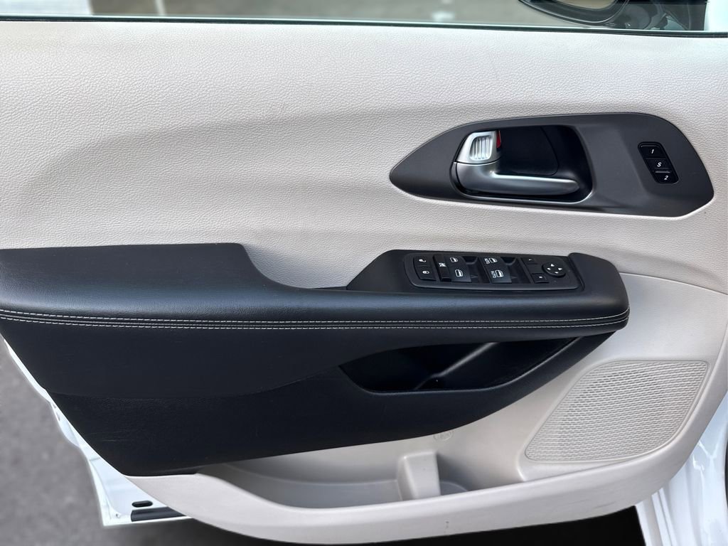 Used 2024 Chrysler Pacifica Touring-L image 26