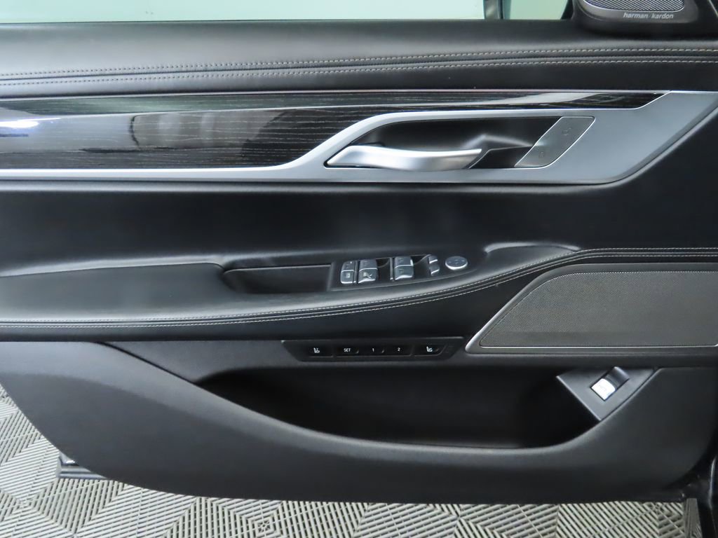 Used 2022 BMW 750i xDrive w/ Executive Package image 25