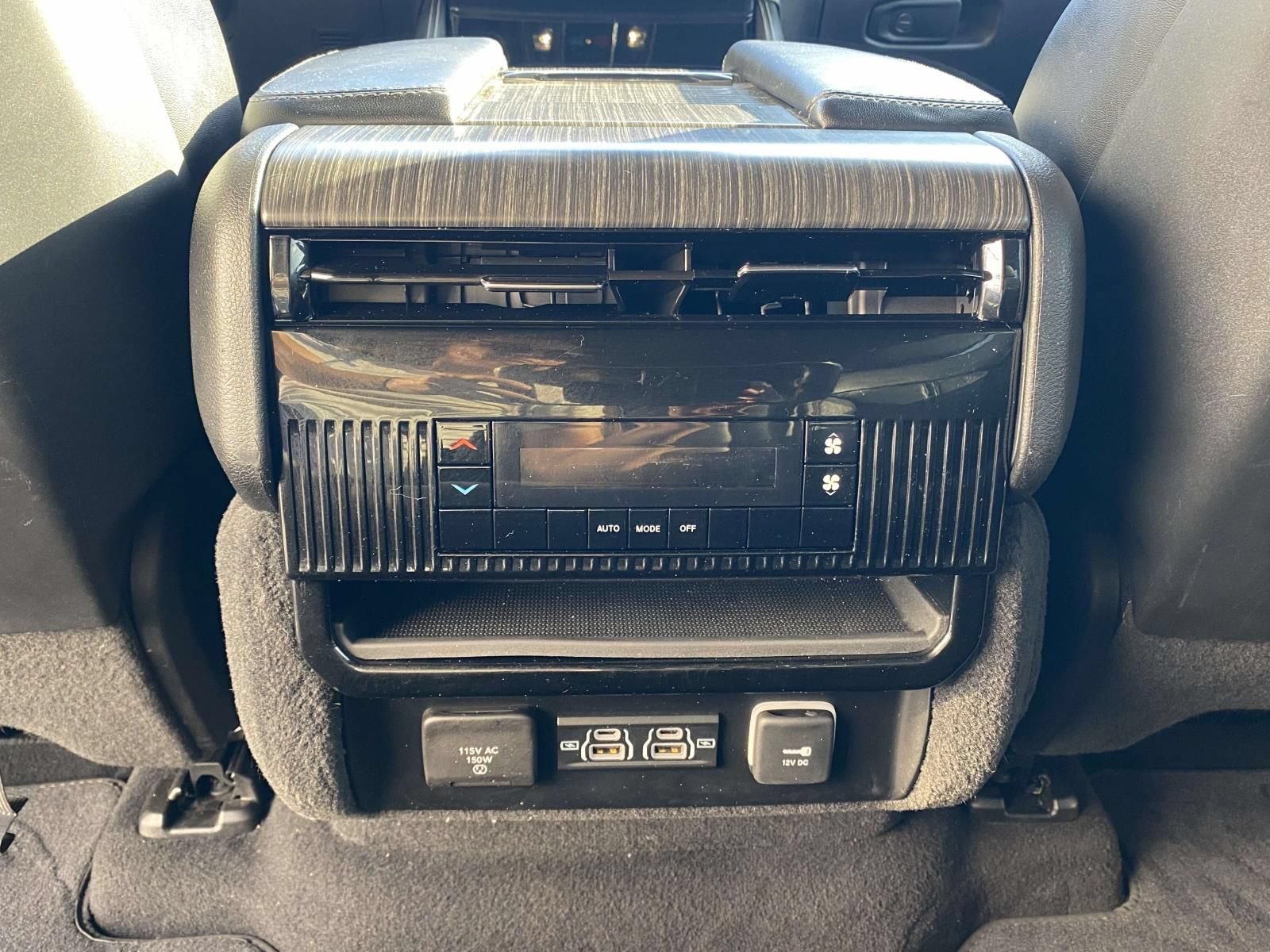 Used 2024 Jeep Wagoneer L Series II RWD image 12