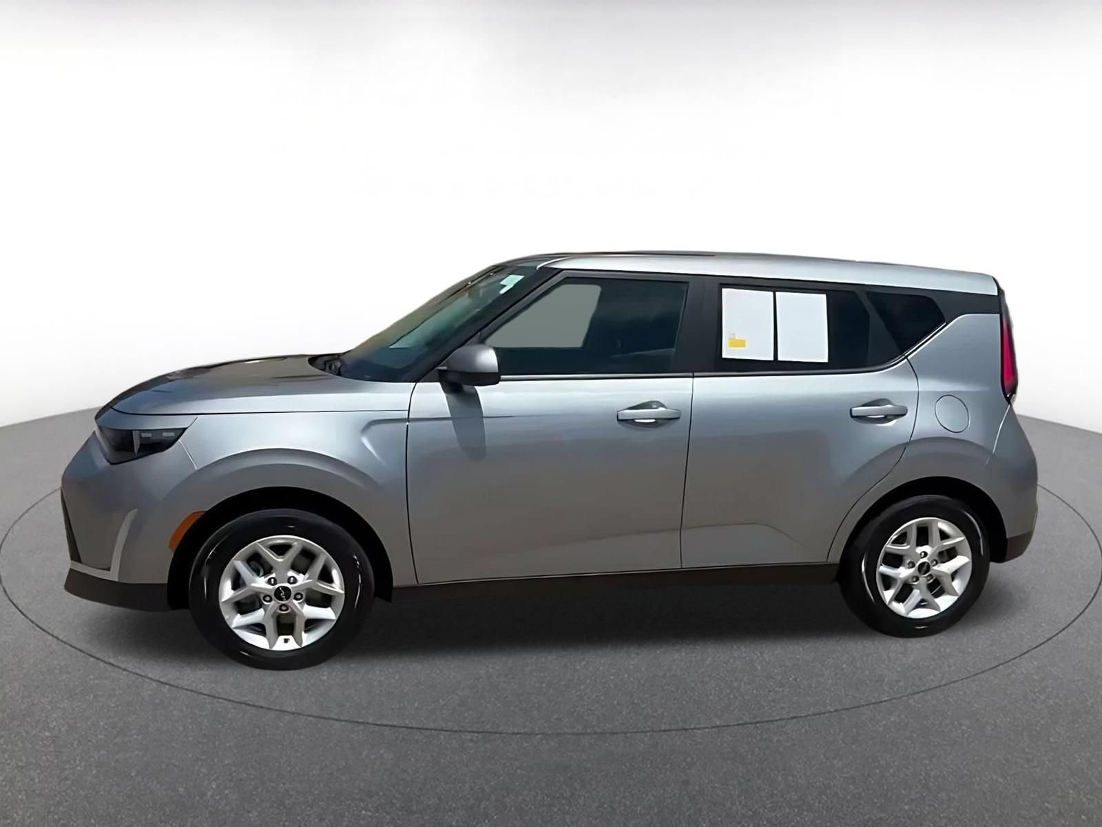 Used 2025 Kia Soul LX w/ LX Technology Package FWD image 7