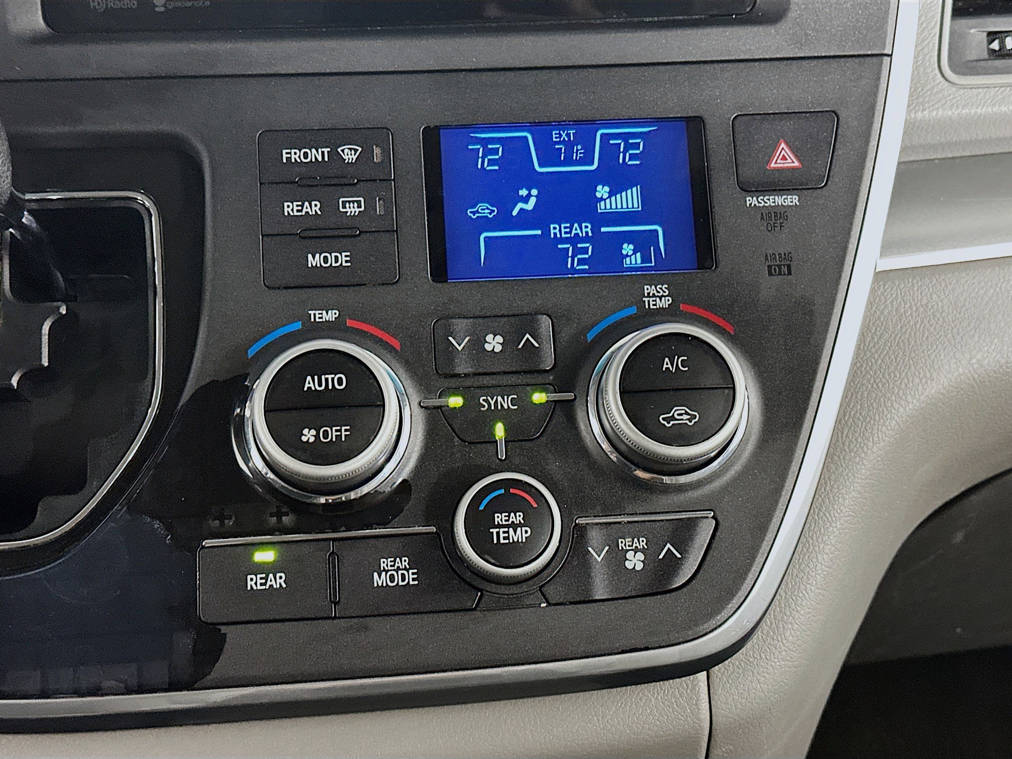 Used 2015 Toyota Sienna LE image 22