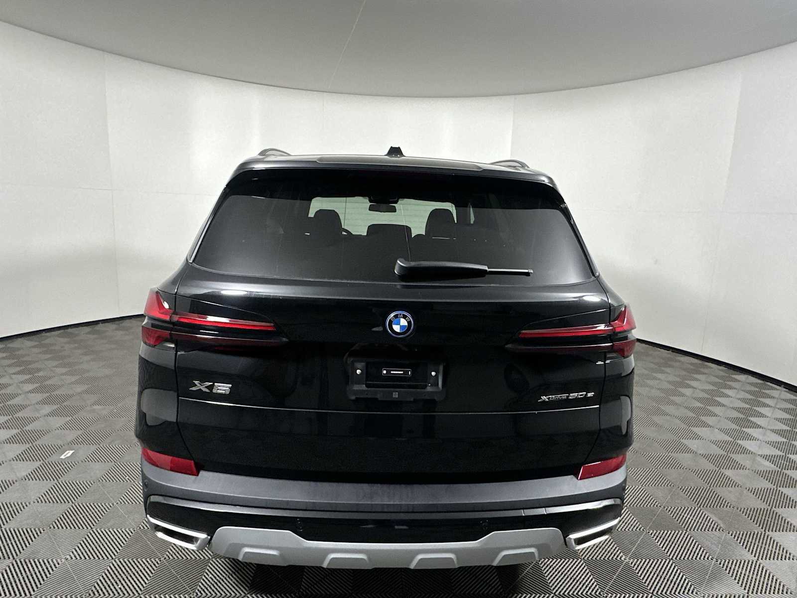 New 2026 BMW X5 xDrive50e w/ Executive Package image 2