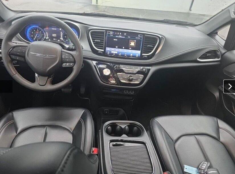 Used 2023 Chrysler Pacifica Touring-L w/ S Appearance Package AWD/4WD image 8