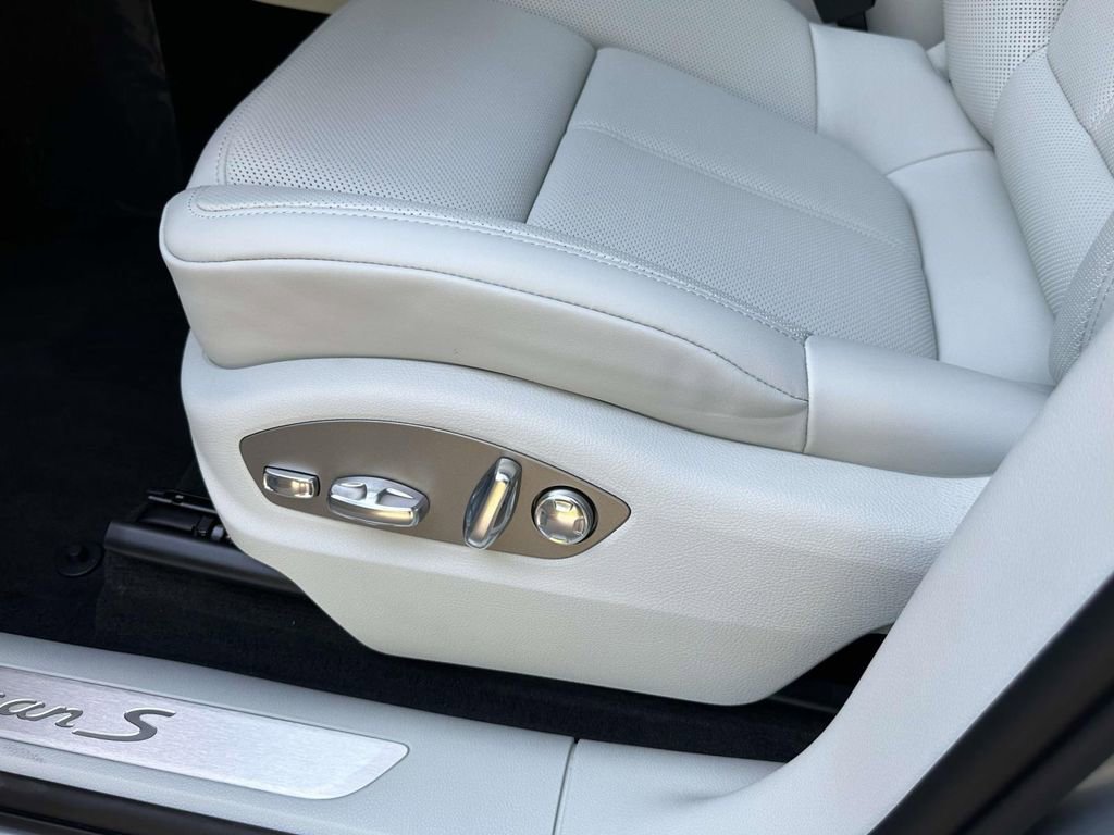 Certified 2025 Porsche Macan S AWD/4WD image 6