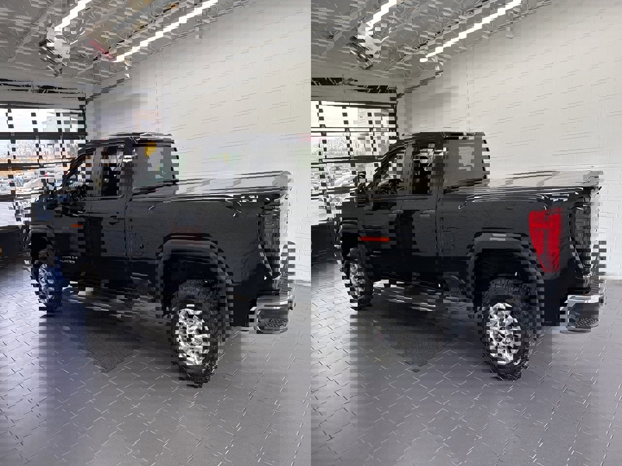 Used 2022 GMC Sierra 2500 Pro w/ Convenience Package image 5