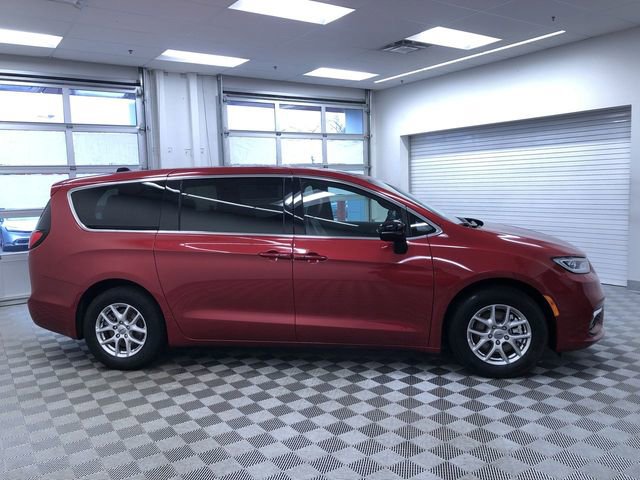 Used 2025 Chrysler Pacifica Select image 35