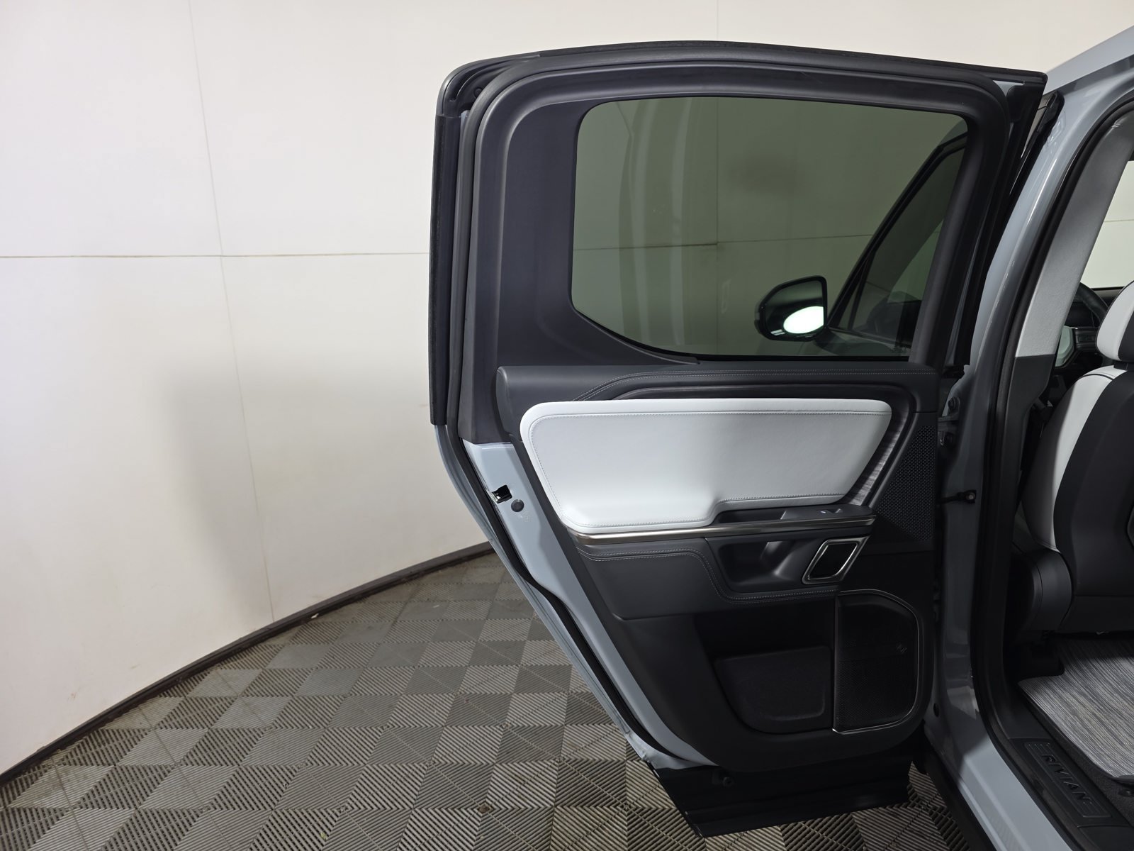 Used 2023 Rivian R1T Launch Edition AWD/4WD image 17