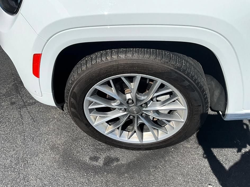 Used 2023 Jeep Grand Cherokee Summit AWD/4WD image 11