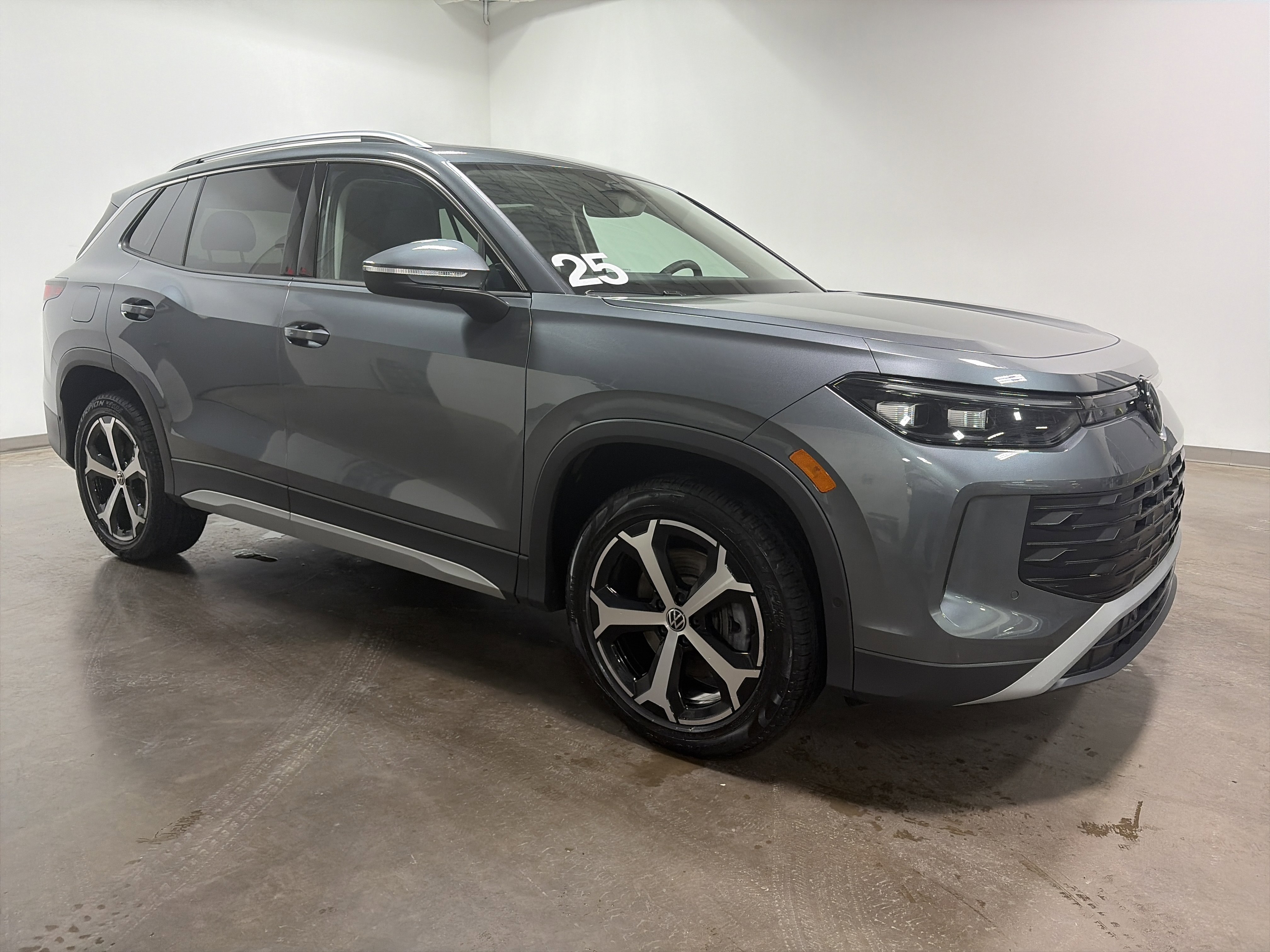 Certified 2025 Volkswagen Tiguan SE video 2