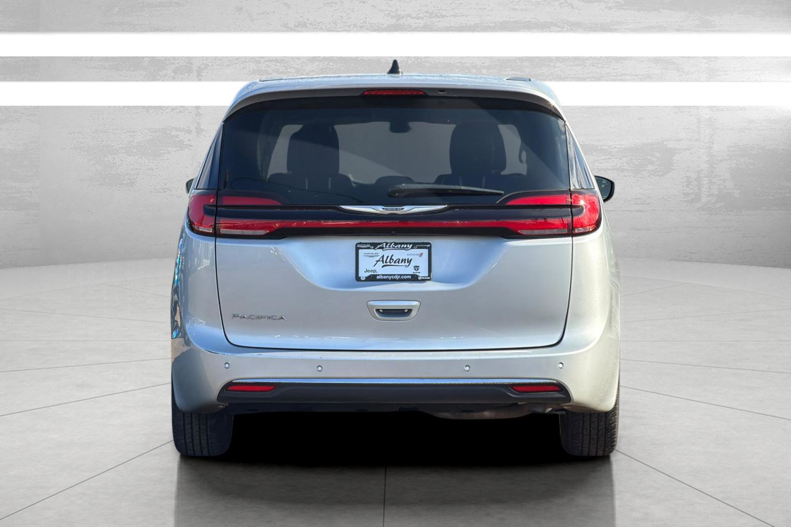 Used 2024 Chrysler Pacifica Touring-L image 7