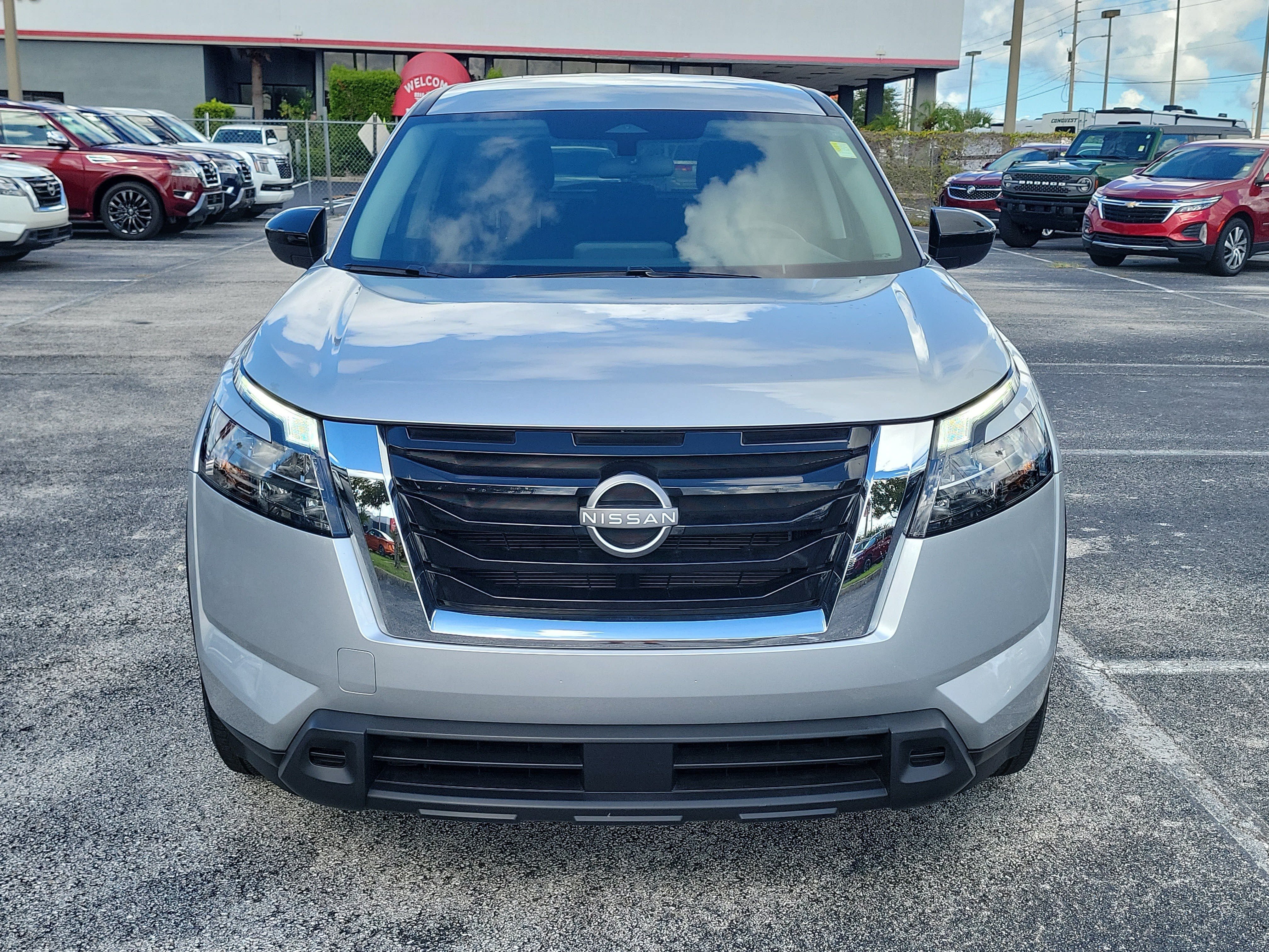 Certified 2025 Nissan Pathfinder S FWD image 2