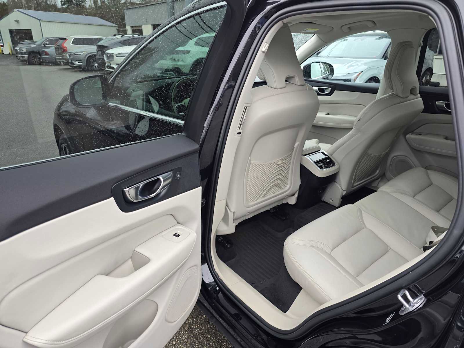 Certified 2023 Volvo XC60 B5 Ultimate w/ Climate Package image 15