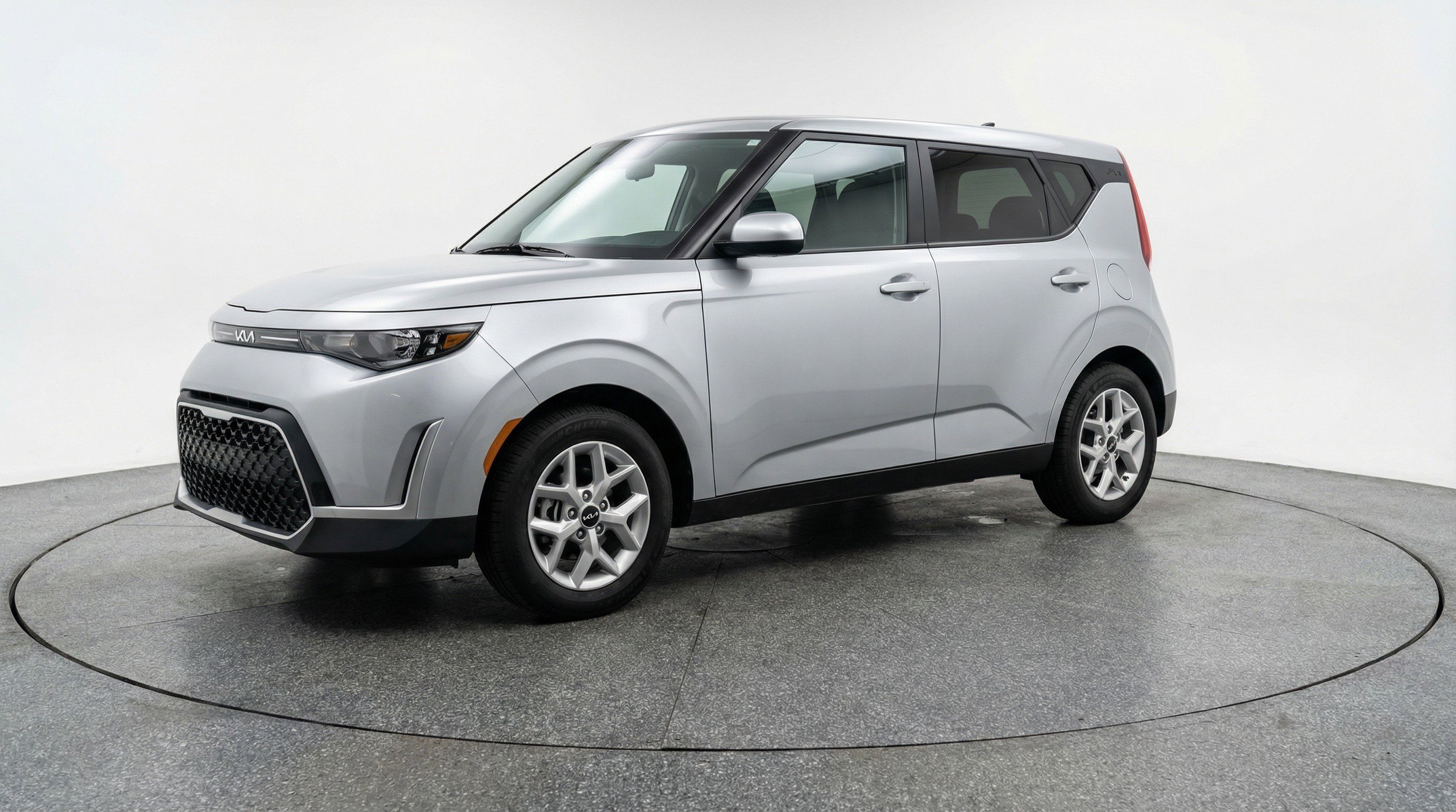 Used 2025 Kia Soul LX w/ LX Technology Package FWD image 3