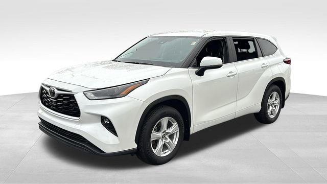 Used 2025 Toyota Highlander LE AWD/4WD image 2