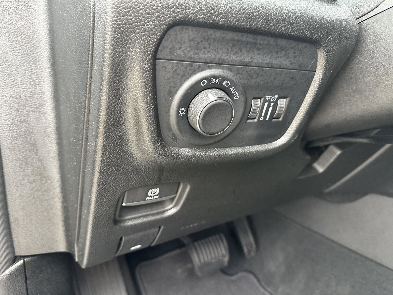 Used 2025 Jeep Grand Cherokee Altitude AWD/4WD image 20