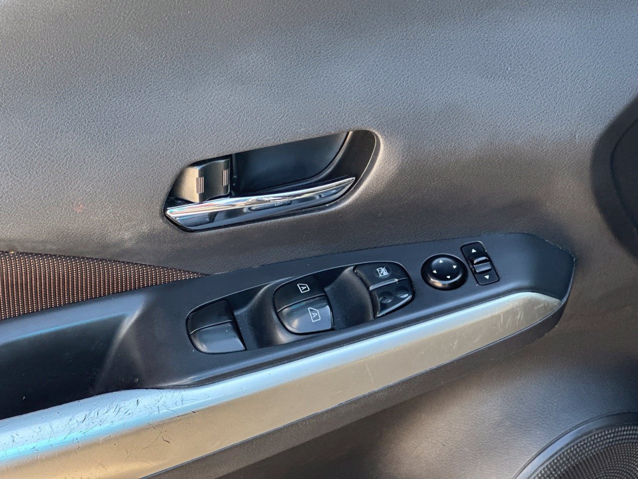 Used 2020 Nissan Kicks SR FWD image 11