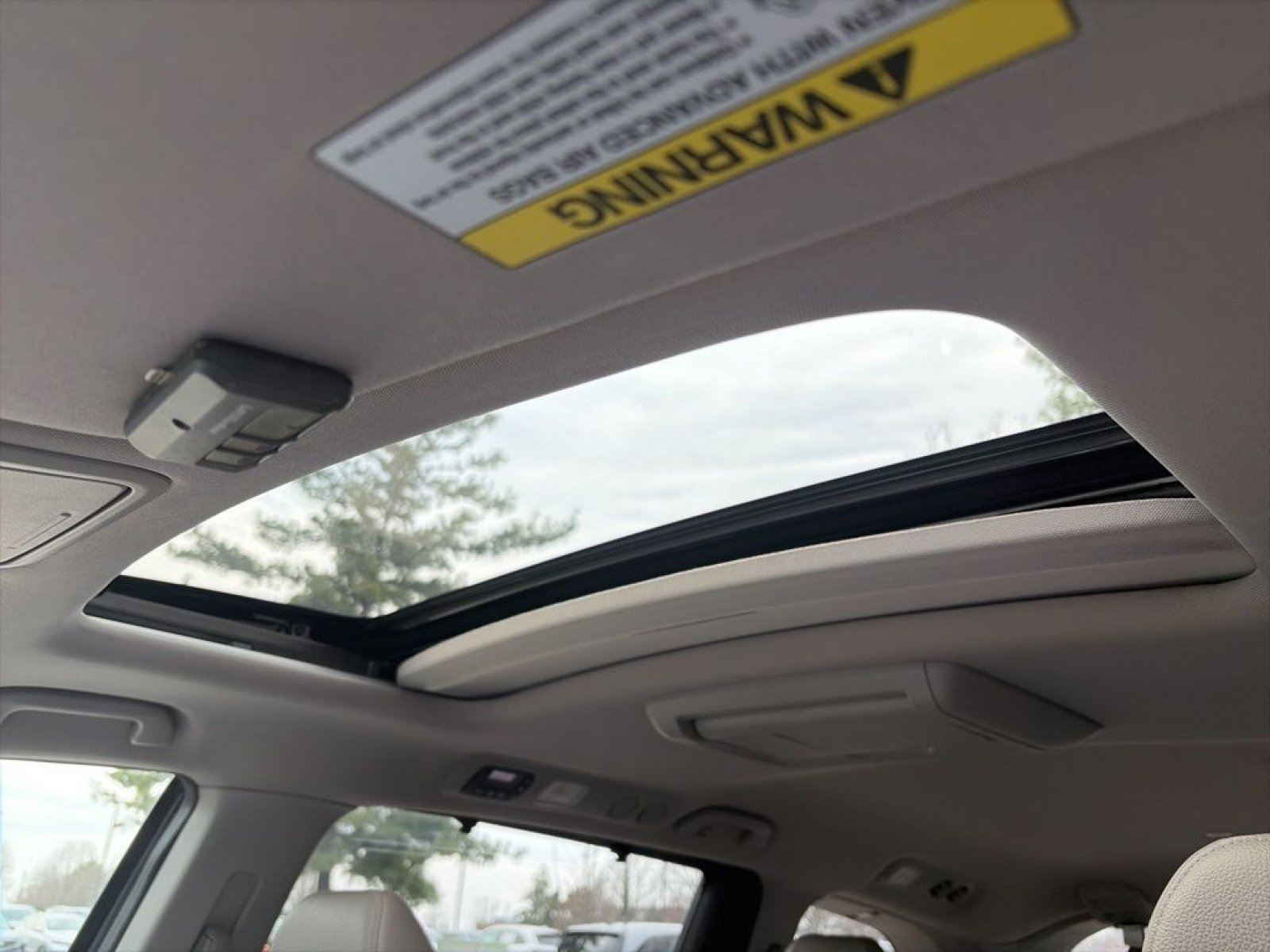 Used 2015 Honda Odyssey Touring Elite image 9