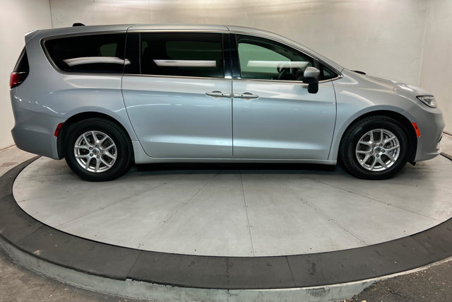 Used 2023 Chrysler Pacifica Touring-L FWD image 6