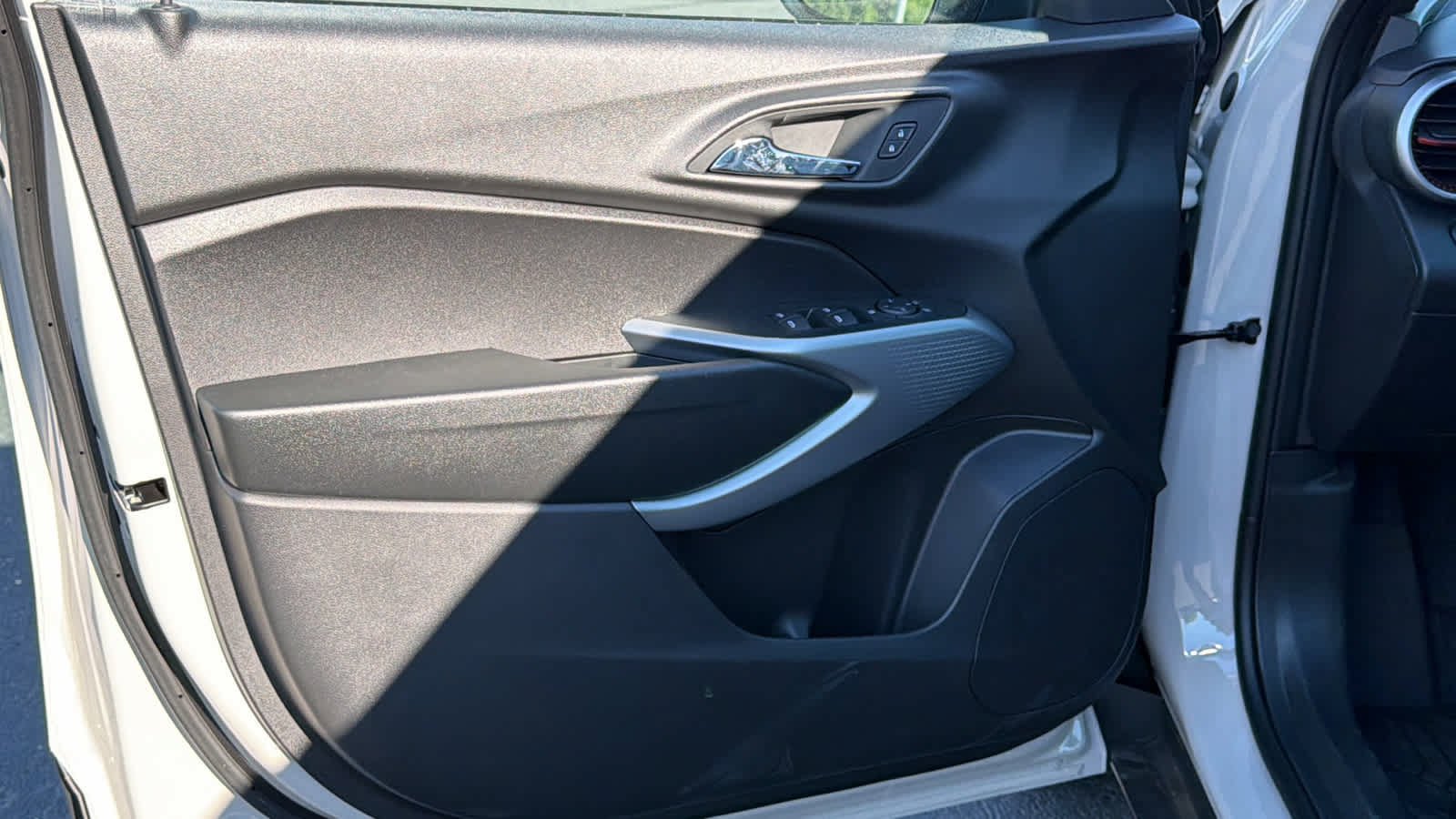 New 2026 Chevrolet Trax RS w/ Sunroof Package FWD image 23