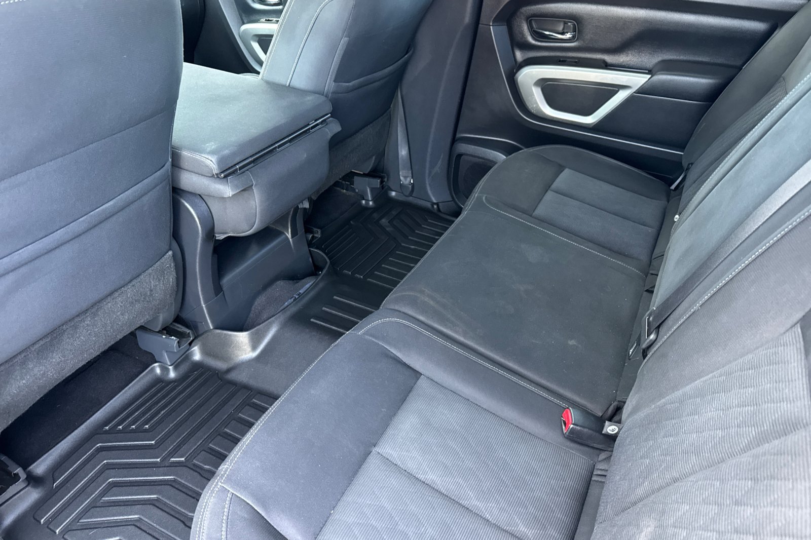 Used 2017 Nissan Titan SV AWD/4WD image 12