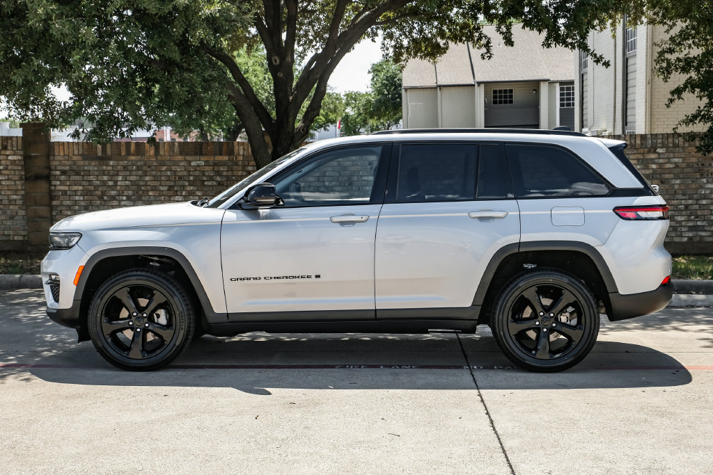Used 2023 Jeep Grand Cherokee Limited w/ Black Appearance Package AWD/4WD image 22
