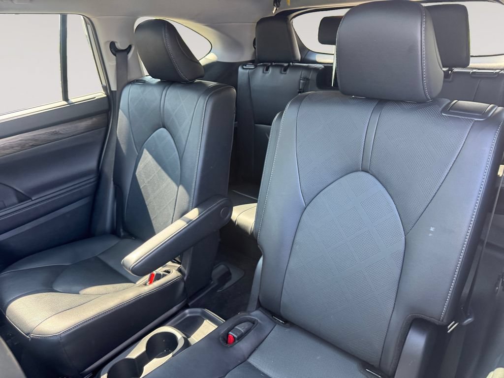 Used 2024 Toyota Highlander Platinum AWD/4WD image 13