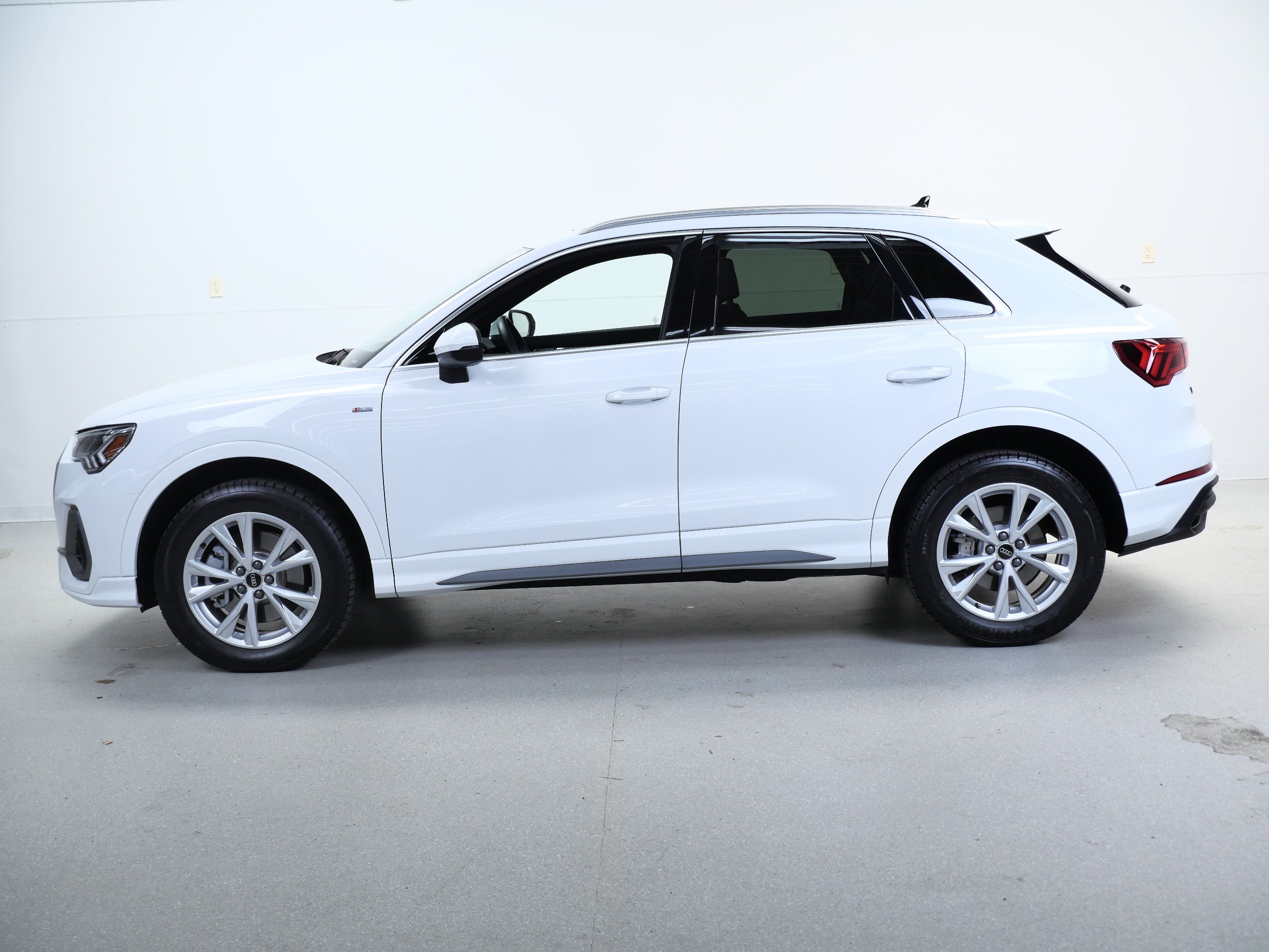 Used 2024 Audi Q3 2.0T Premium w/ Convenience Package AWD/4WD image 10