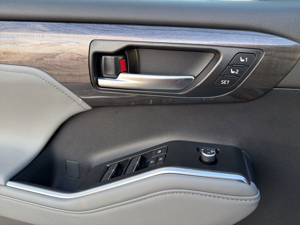 New 2026 Toyota Highlander Platinum image 14