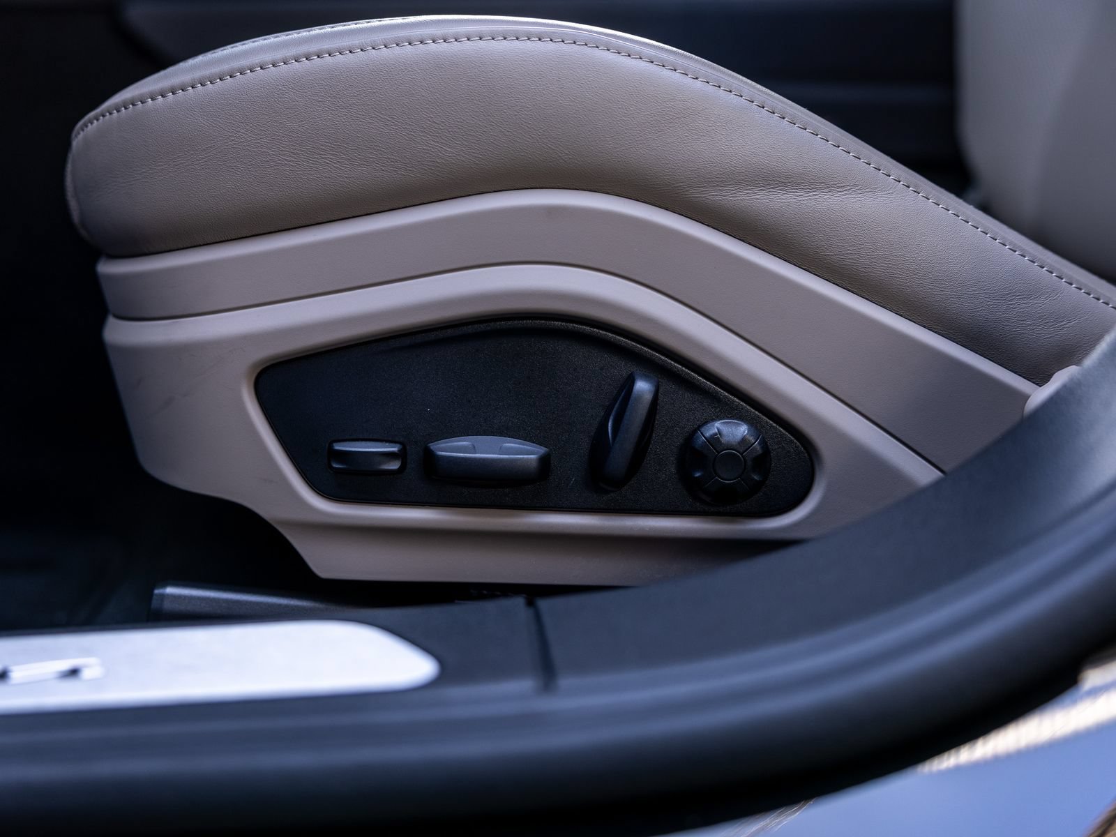 Certified 2025 Porsche Panamera image 40