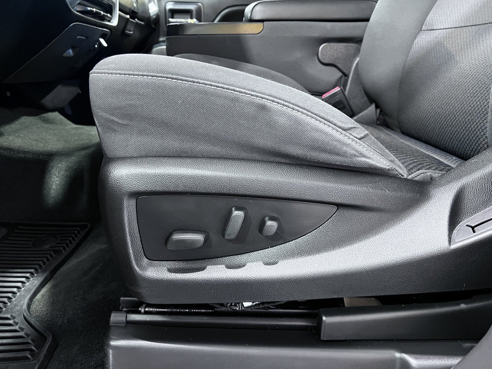 Used 2018 Chevrolet Silverado 1500 LT w/ LT Eassist Package image 22