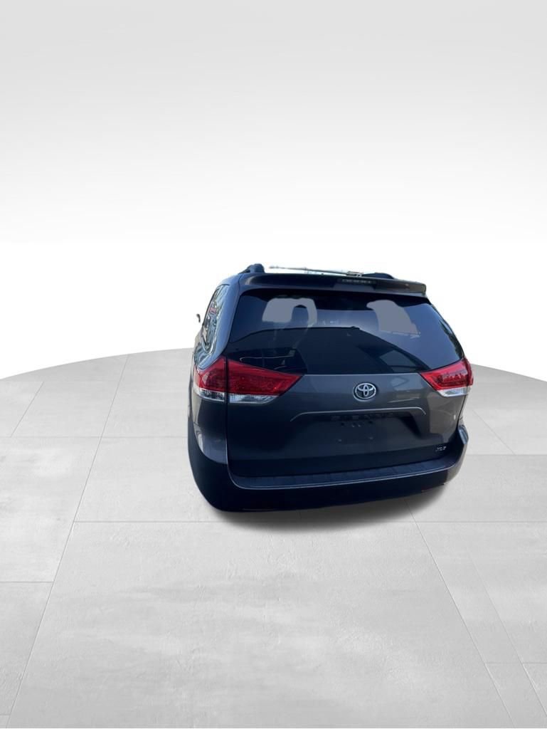 Used 2011 Toyota Sienna XLE w/ Entertainment Pkg FWD image 5