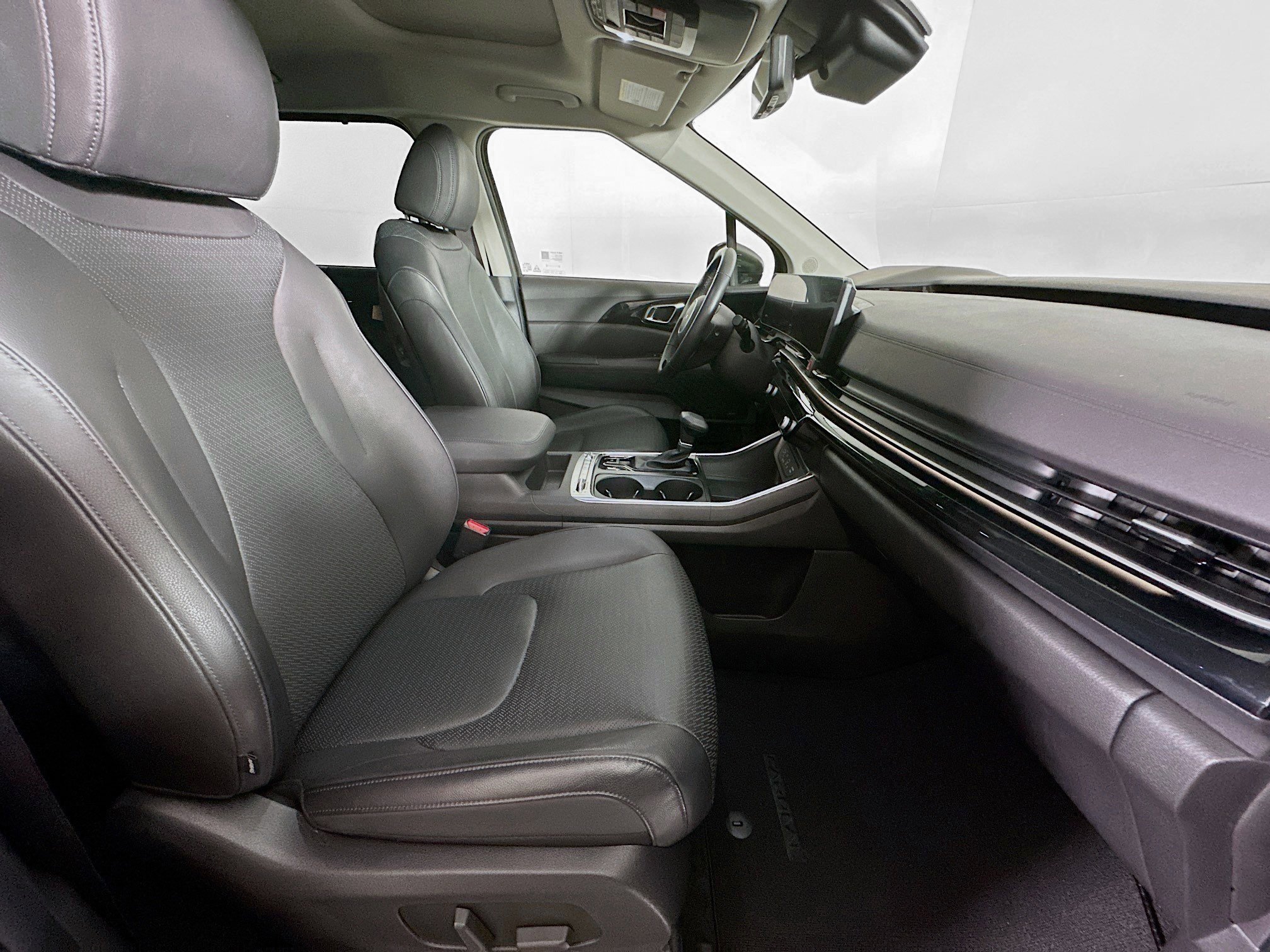 Used 2025 Kia Carnival SX Prestige image 29