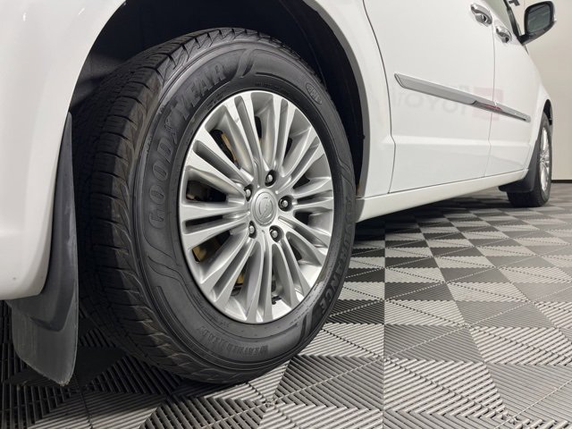 Used 2015 Chrysler Town & Country Touring-L w/ Driver Convenience Group image 20