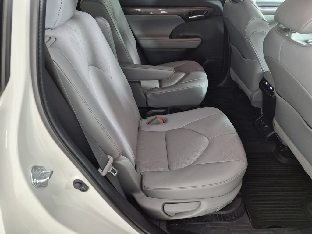 Used 2021 Toyota Highlander Platinum FWD image 28