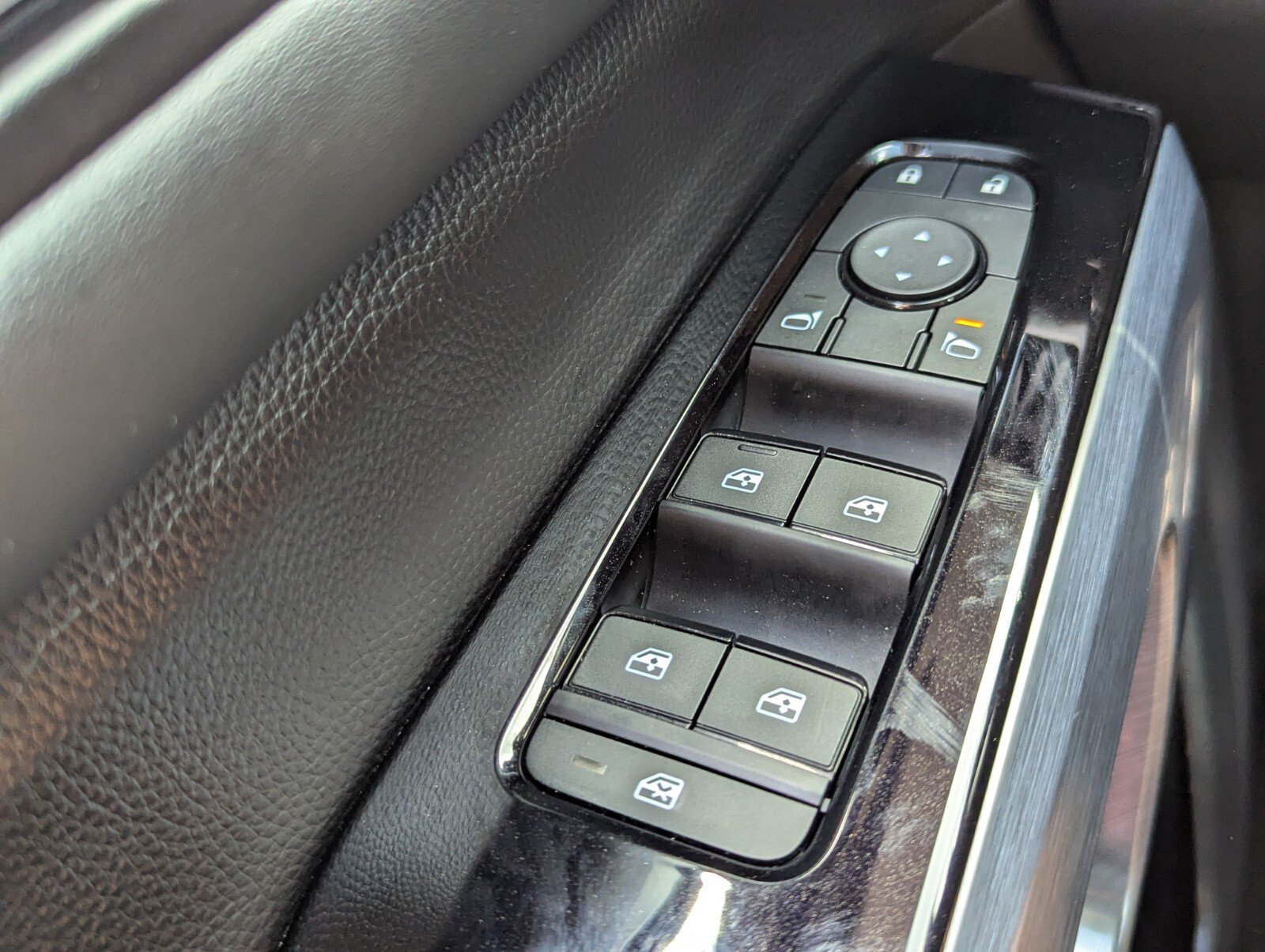 Certified 2025 Nissan Pathfinder SL FWD image 36