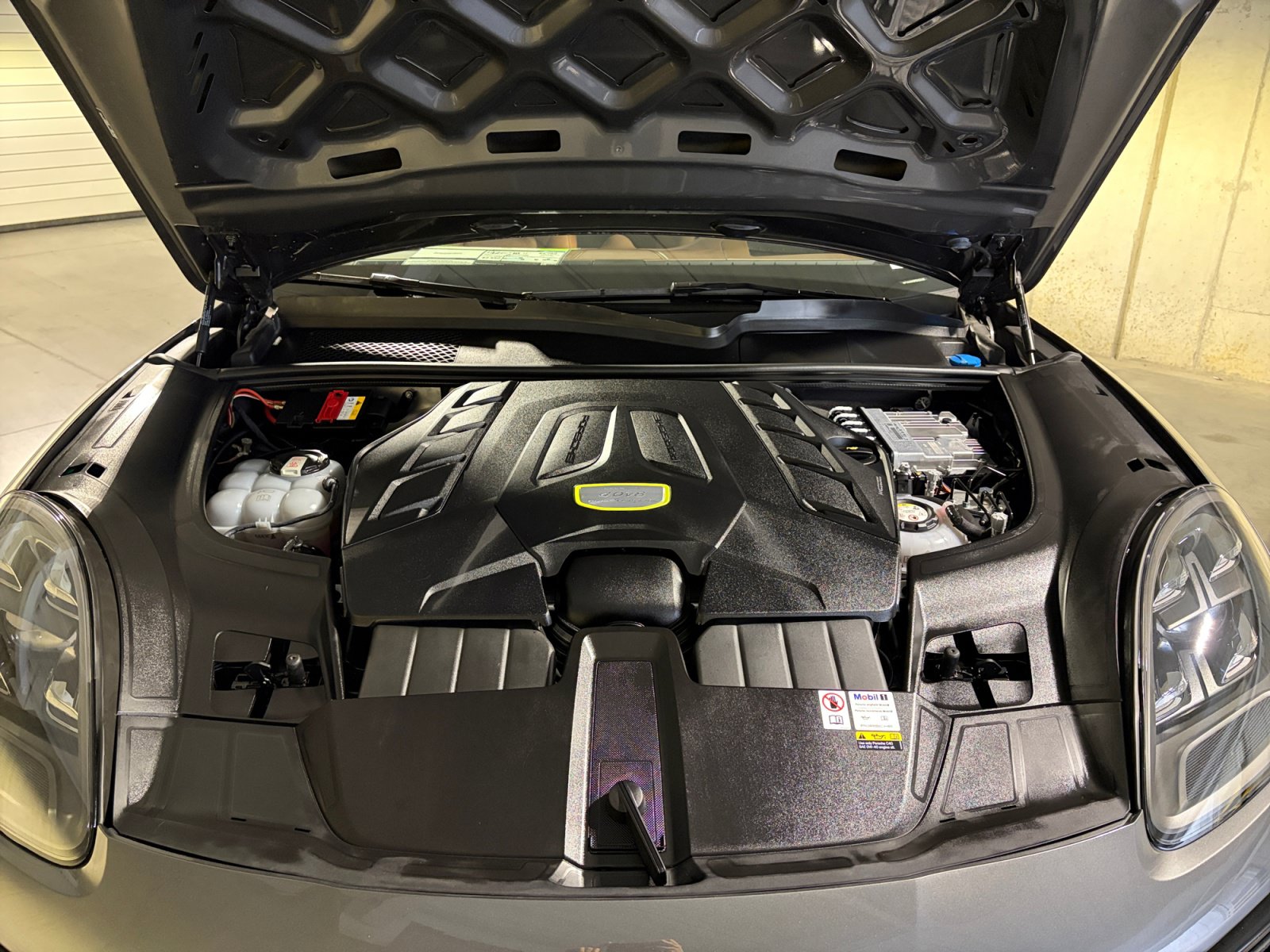 Certified 2023 Porsche Cayenne Turbo S AWD/4WD image 13