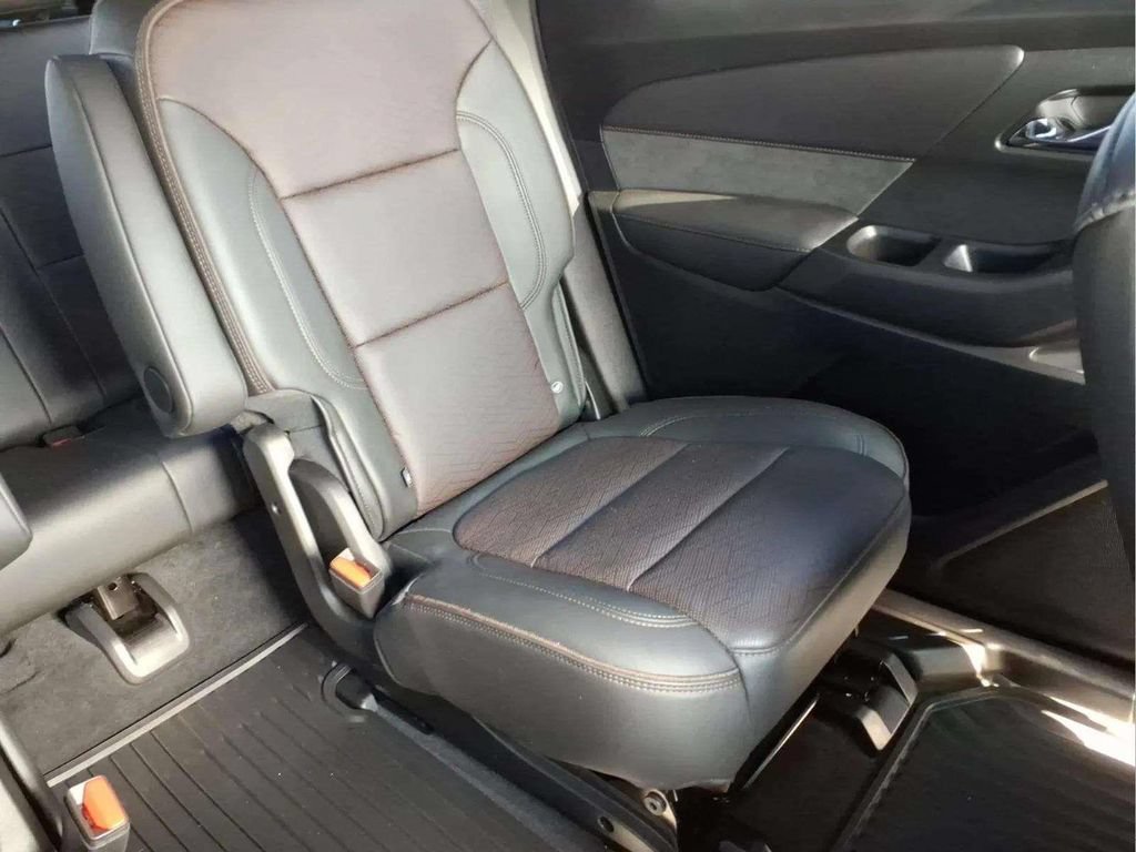 Used 2023 Chevrolet Traverse High Country AWD/4WD image 17