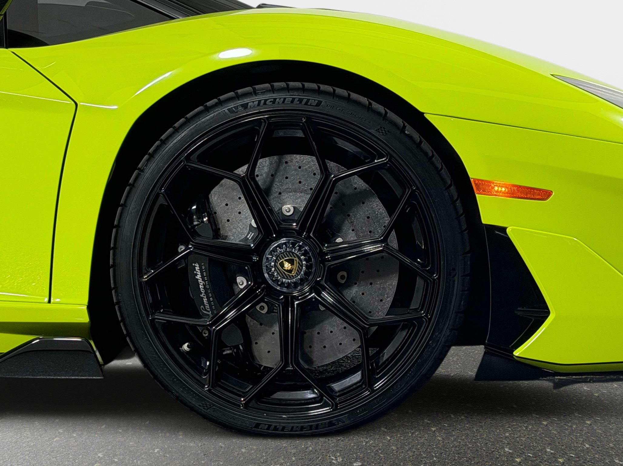 Used 2020 Lamborghini Aventador SVJ AWD/4WD image 3