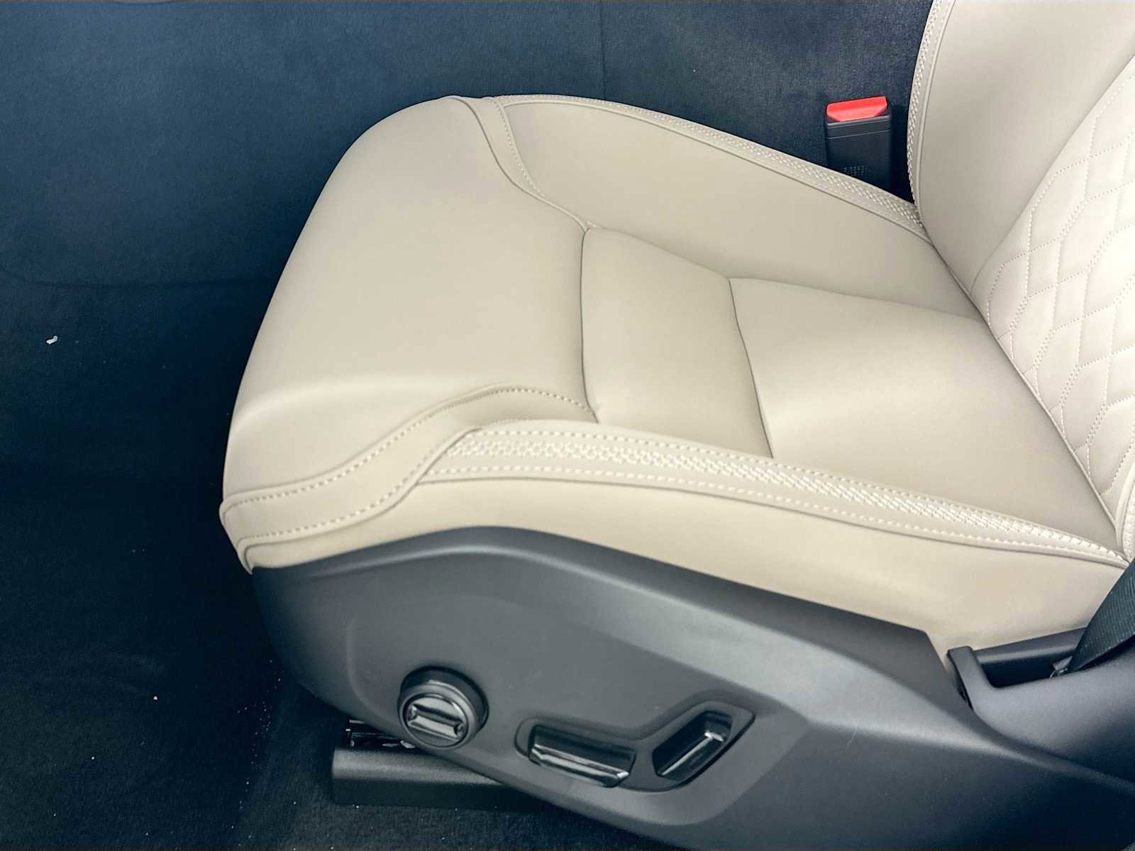 New 2026 Volvo XC60 B5 Plus w/ Protection Package Premier image 18