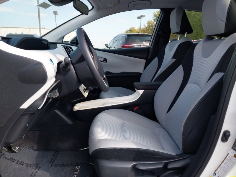 Used 2017 Toyota Prius Three image 9