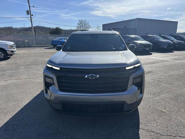 Used 2025 Chevrolet Traverse LT w/ Midnight/Sport Edition image 2