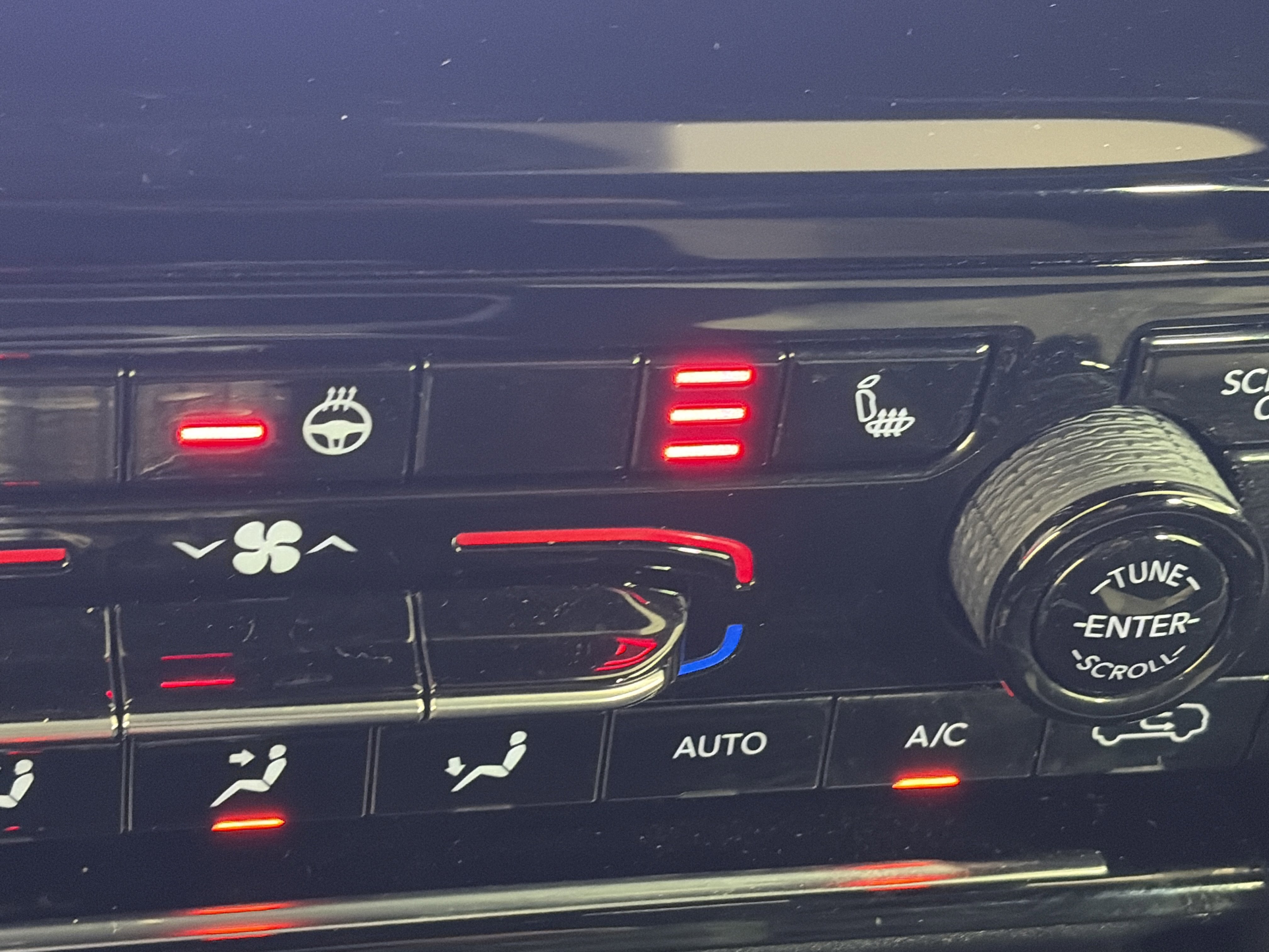 Used 2025 Jeep Grand Cherokee L Limited w/ Black Appearance Package image 27