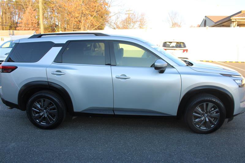 Used 2024 Nissan Pathfinder SV image 8