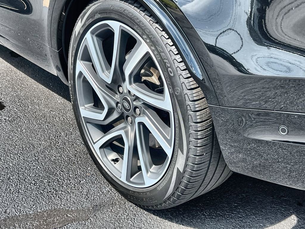 Certified 2025 Land Rover Discovery Metropolitan Edition image 11