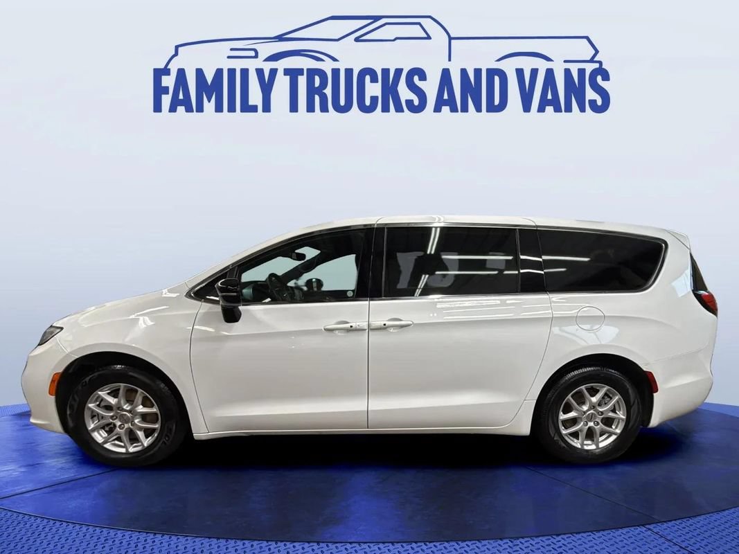 Used 2024 Chrysler Pacifica Touring FWD image 2