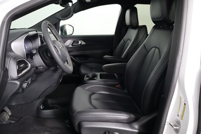 Used 2025 Chrysler Pacifica Select AWD/4WD image 7