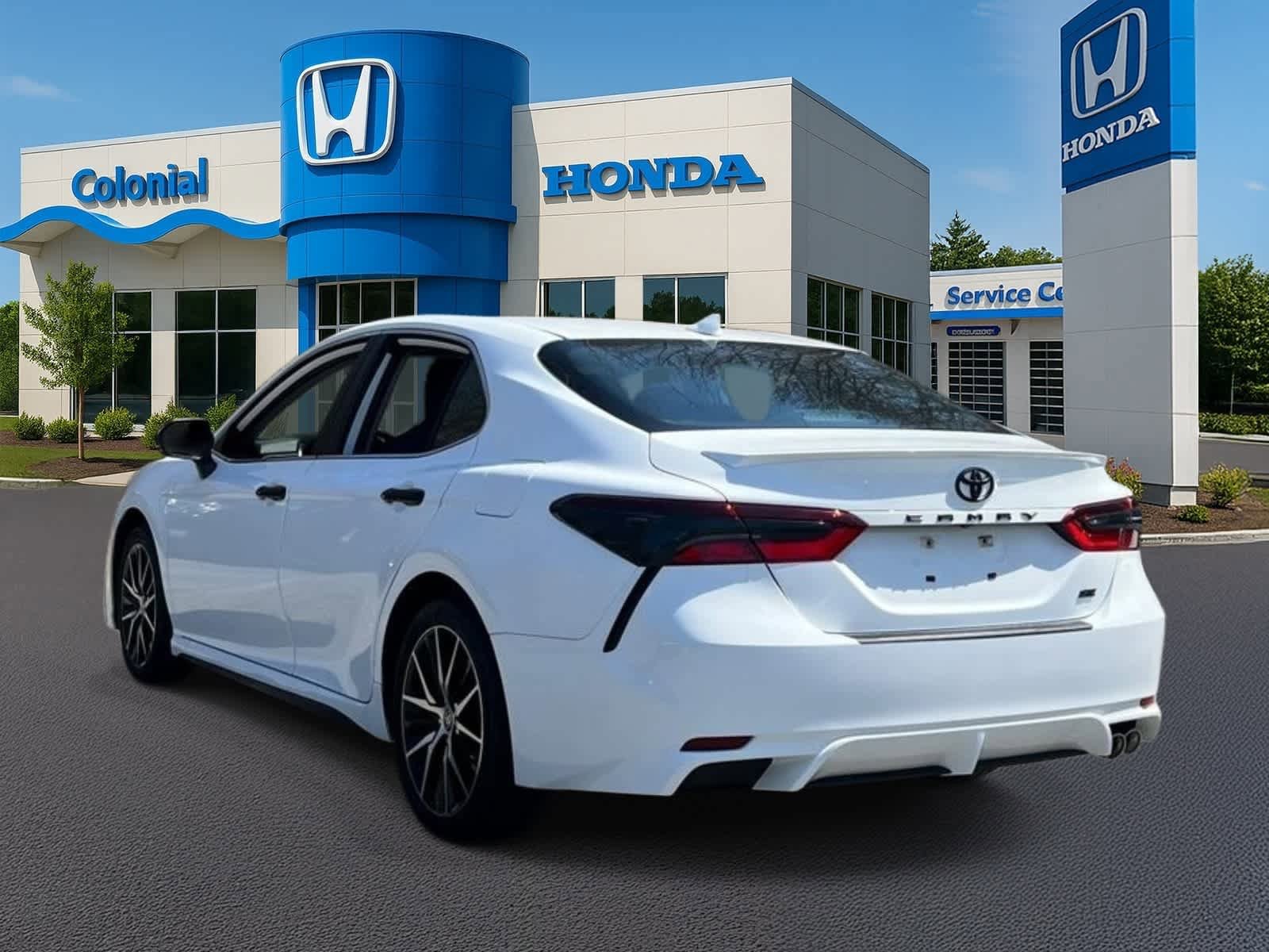 Used 2023 Toyota Camry SE w/ Cold Weather Package FWD image 4