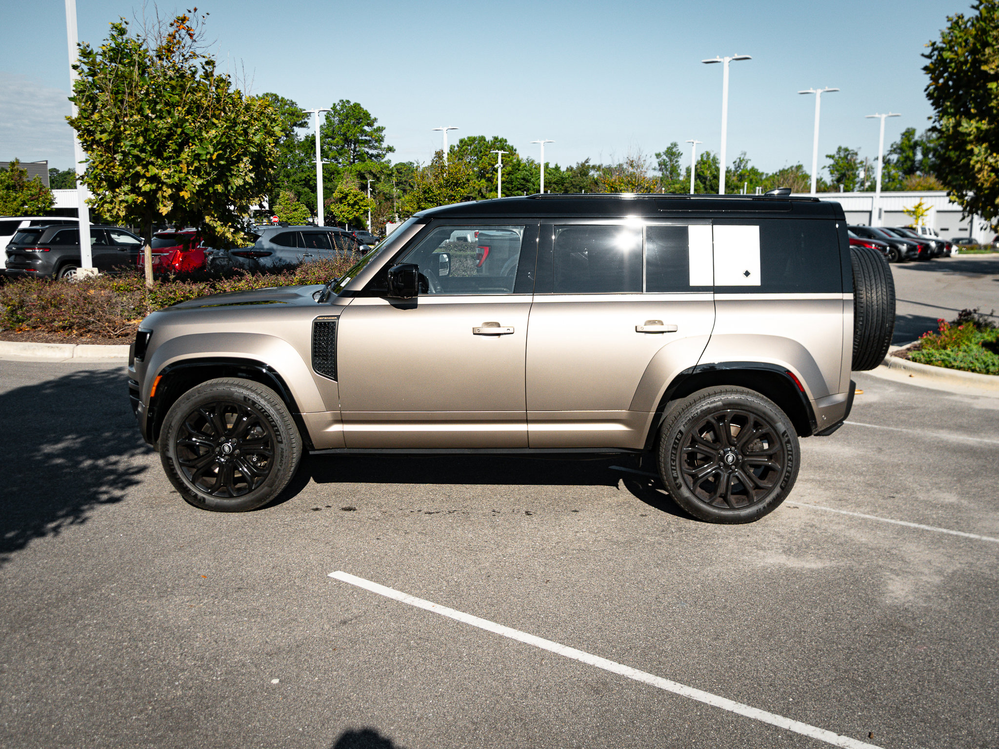 Used 2025 Land Rover Defender 110 image 8