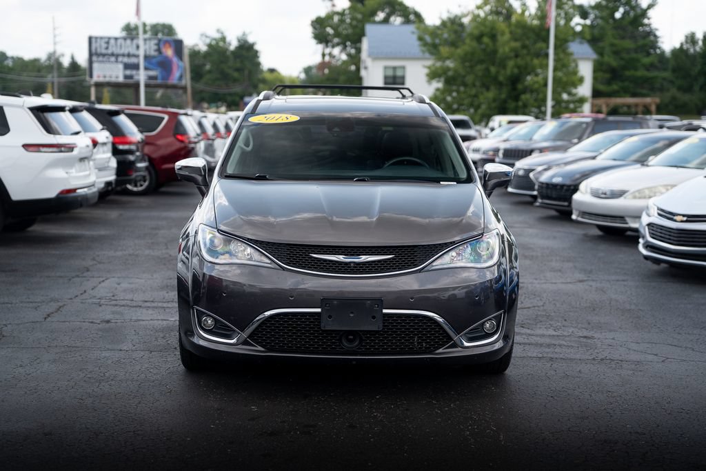 Used 2018 Chrysler Pacifica Limited w/ Tire & Wheel Group FWD image 3