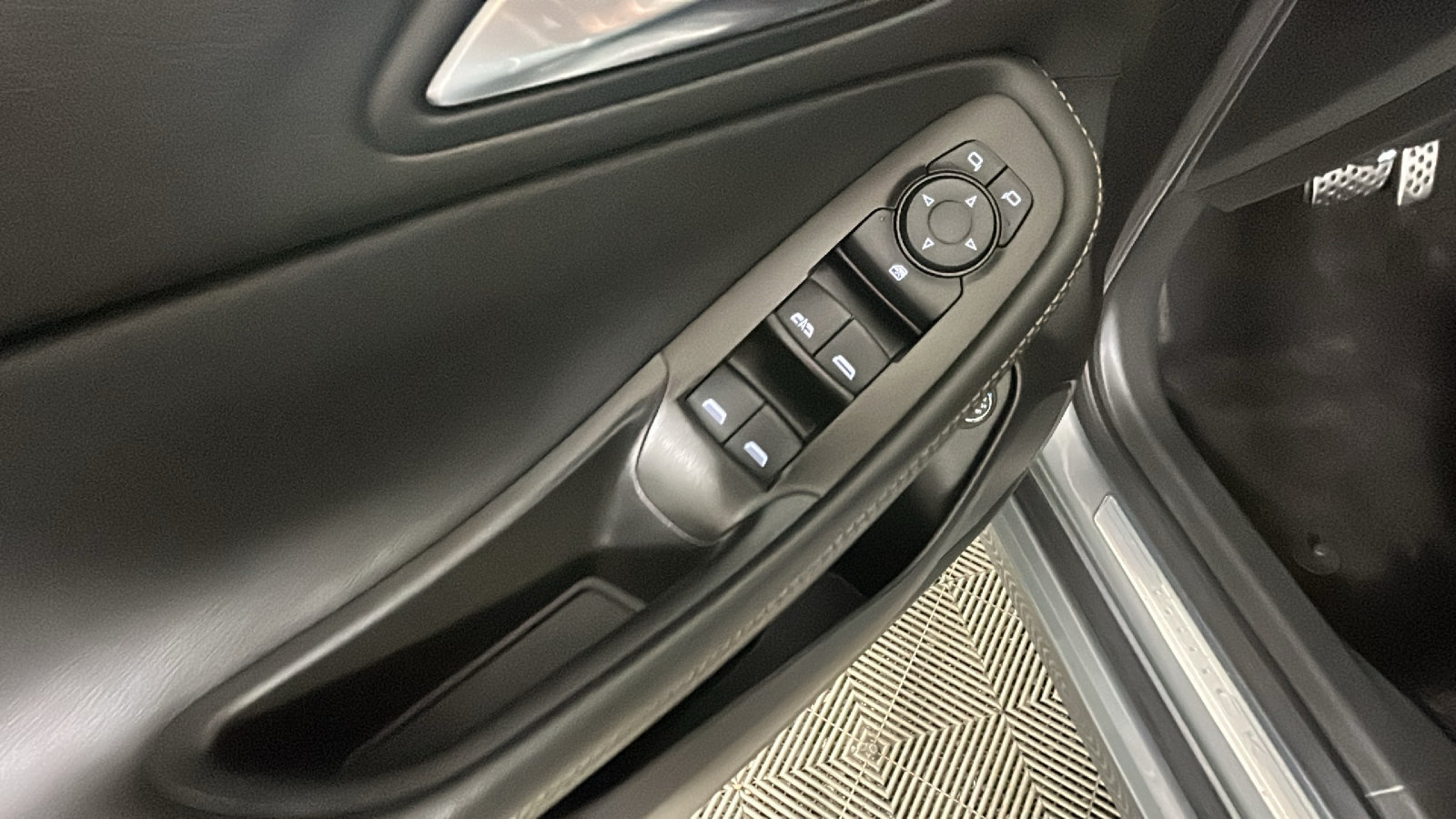 Used 2023 Buick Encore GX Select w/ Sport Touring Package FWD image 13